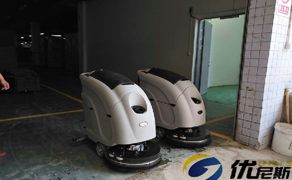 苏州昆山群鑫包装再次采购两台万彩网手推式洗地机