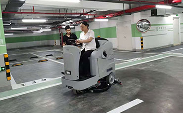 万彩网U900H驾驶式洗地机用于车库地面清洁